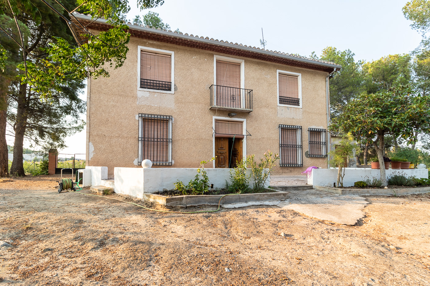 Casa de Campo en Cehegín con Parcela de 5.000 m² y Almacén Convertible