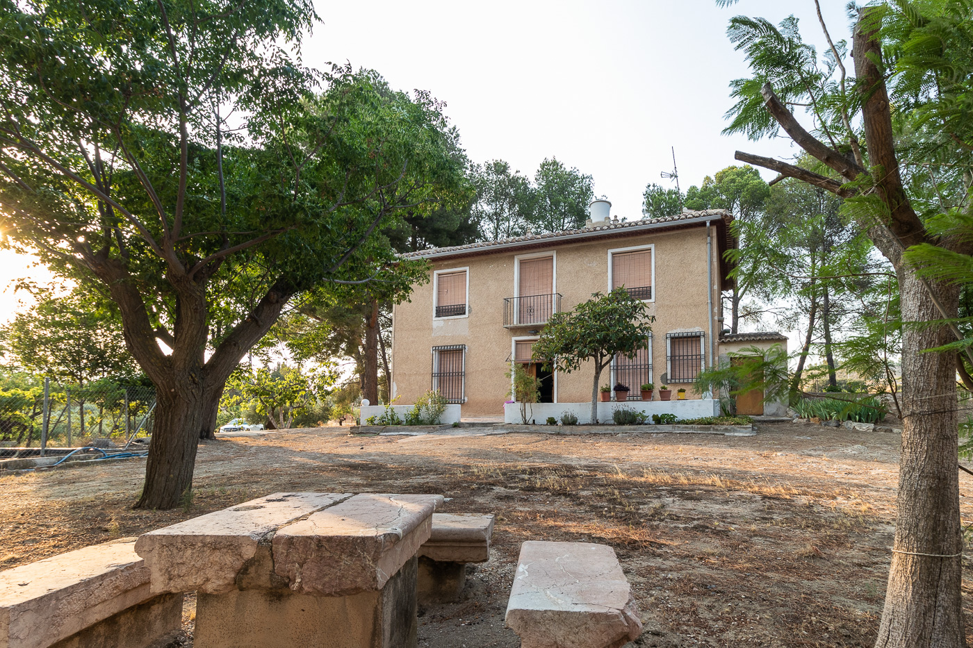Casa de Campo en Cehegín con Parcela de 5.000 m² y Almacén Convertible