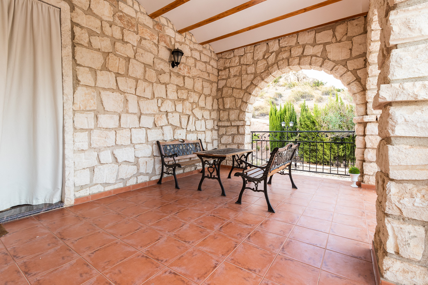 Chalet Rústico con Parcela, Piscina y Vistas en Calasparra