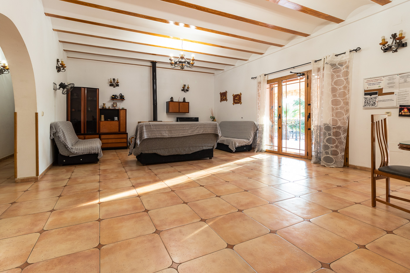 Chalet Rústico con Parcela, Piscina y Vistas en Calasparra