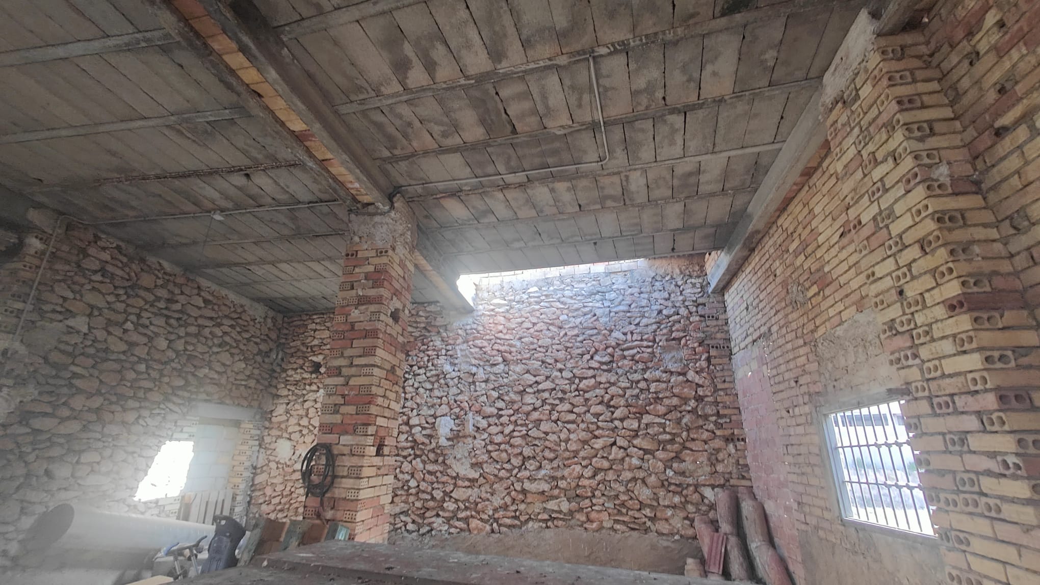 Almacén de 132 m² en Pliego con Patio de 65 m² – Posibilidad de Convertir en Vivienda