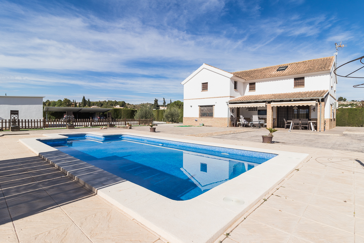 Chalet con piscina y parcela vallada en la huerta de Mula
