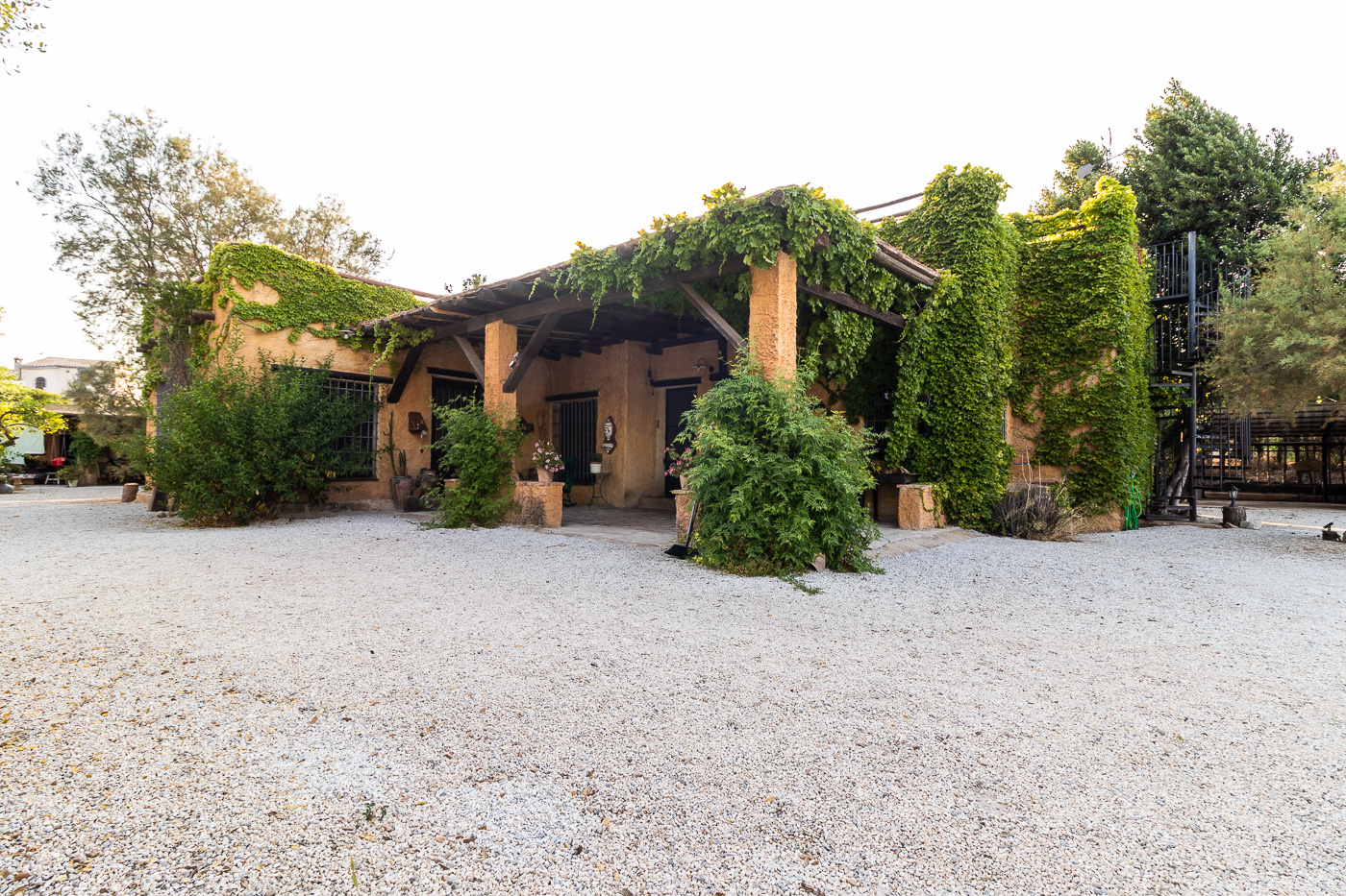 Chalet Rústico con Piscina y Jardín Mediterráneo en la Huerta de Mula