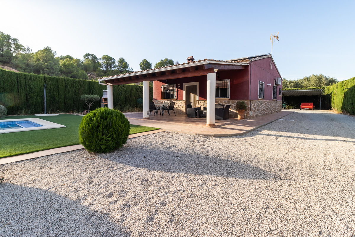 Chalet con parcela independiente y piscina en Pliego (Murcia)