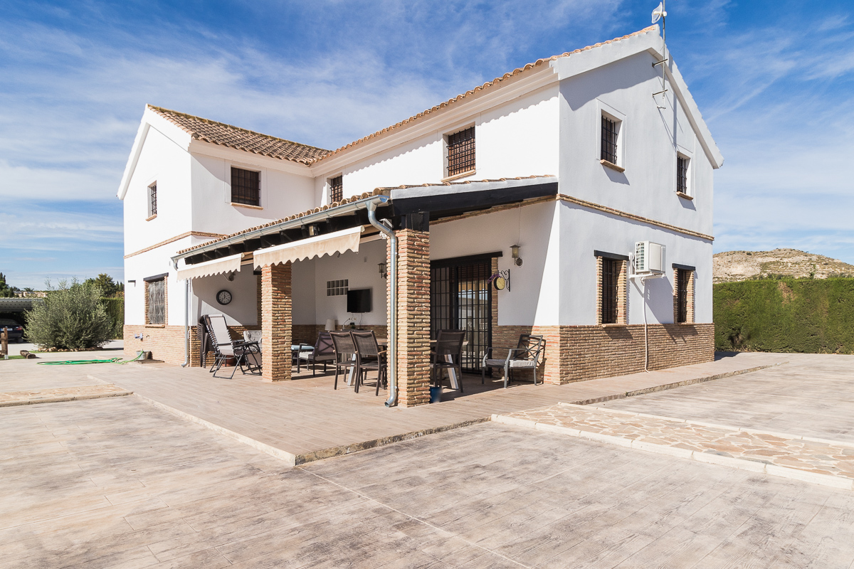 Chalet con piscina y parcela vallada en la huerta de Mula