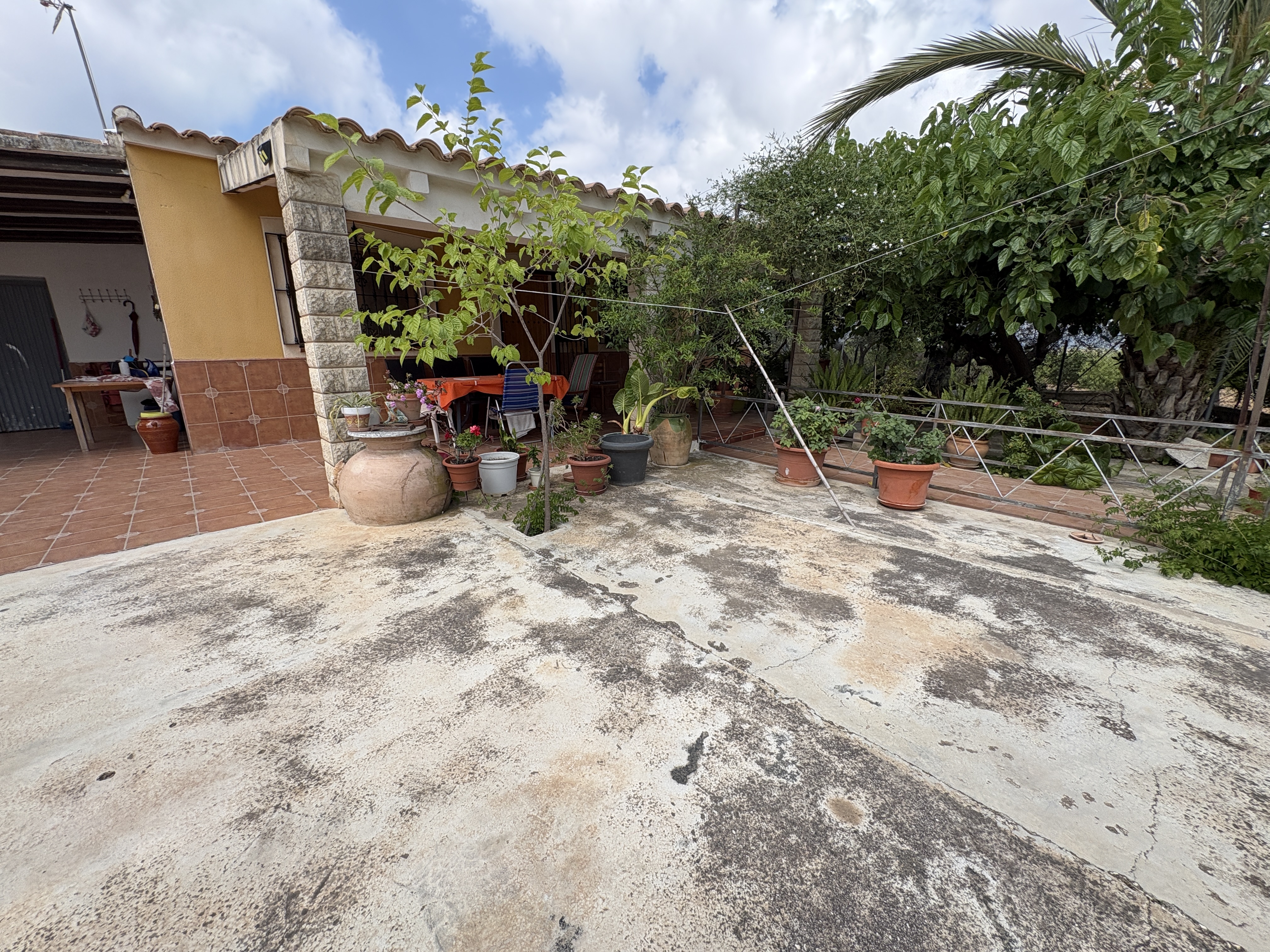 CASA DE CAMPO CON 6.000 m² DE PARCELA Y POTENCIAL TURÍSTICO EN PLIEGO 