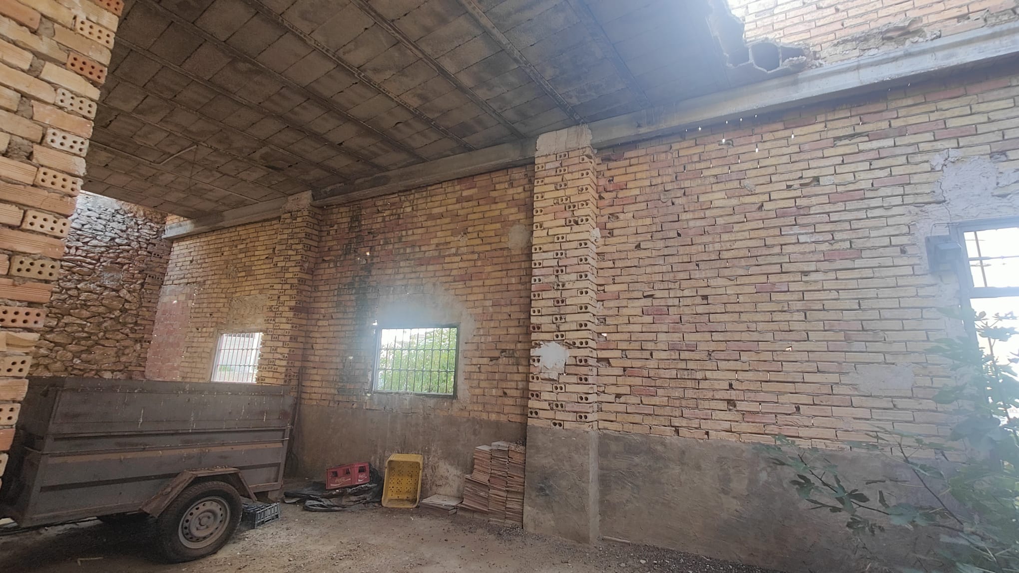 Almacén de 132 m² en Pliego con Patio de 65 m² – Posibilidad de Convertir en Vivienda