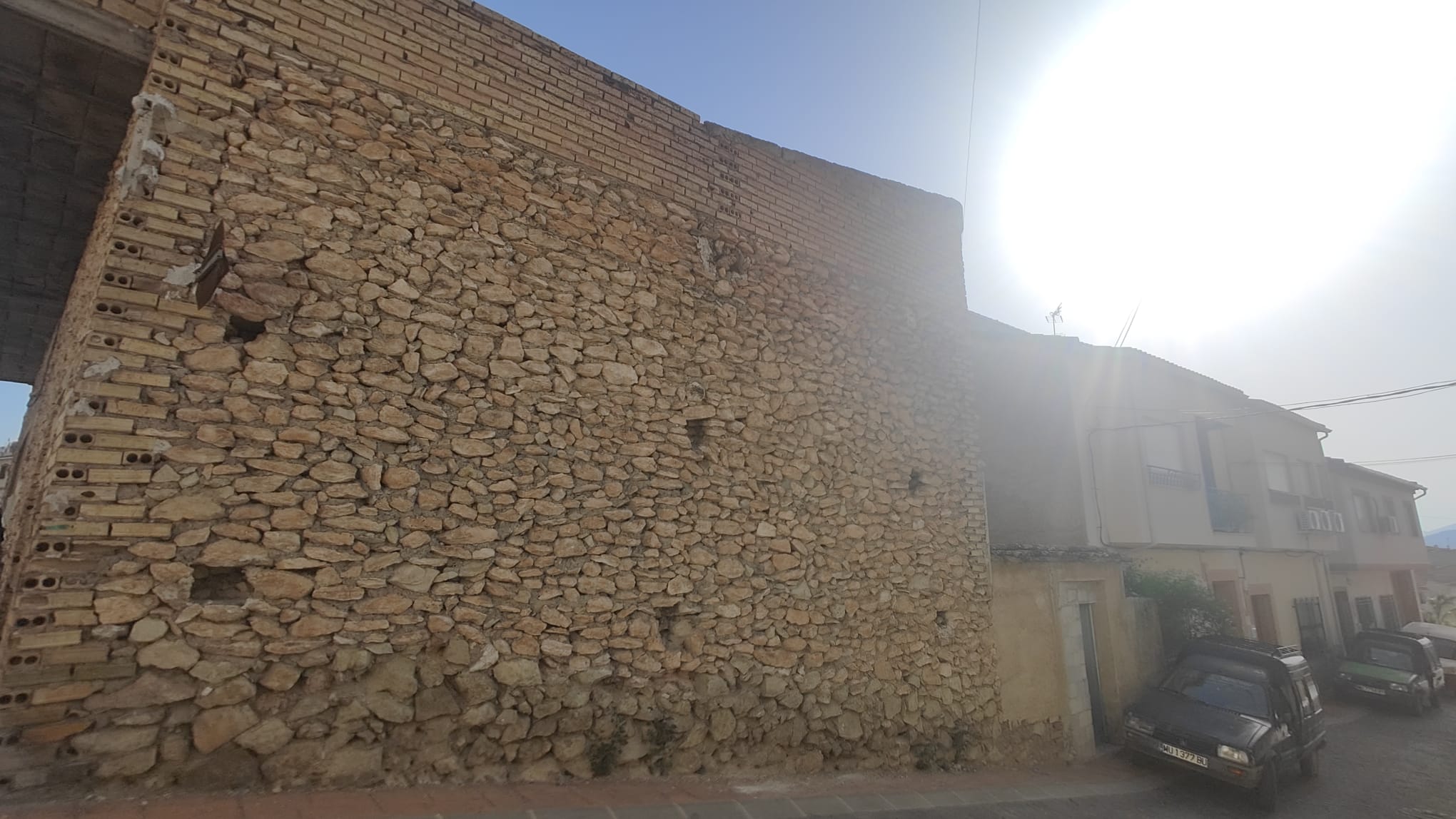 Almacén de 132 m² en Pliego con Patio de 65 m² – Posibilidad de Convertir en Vivienda