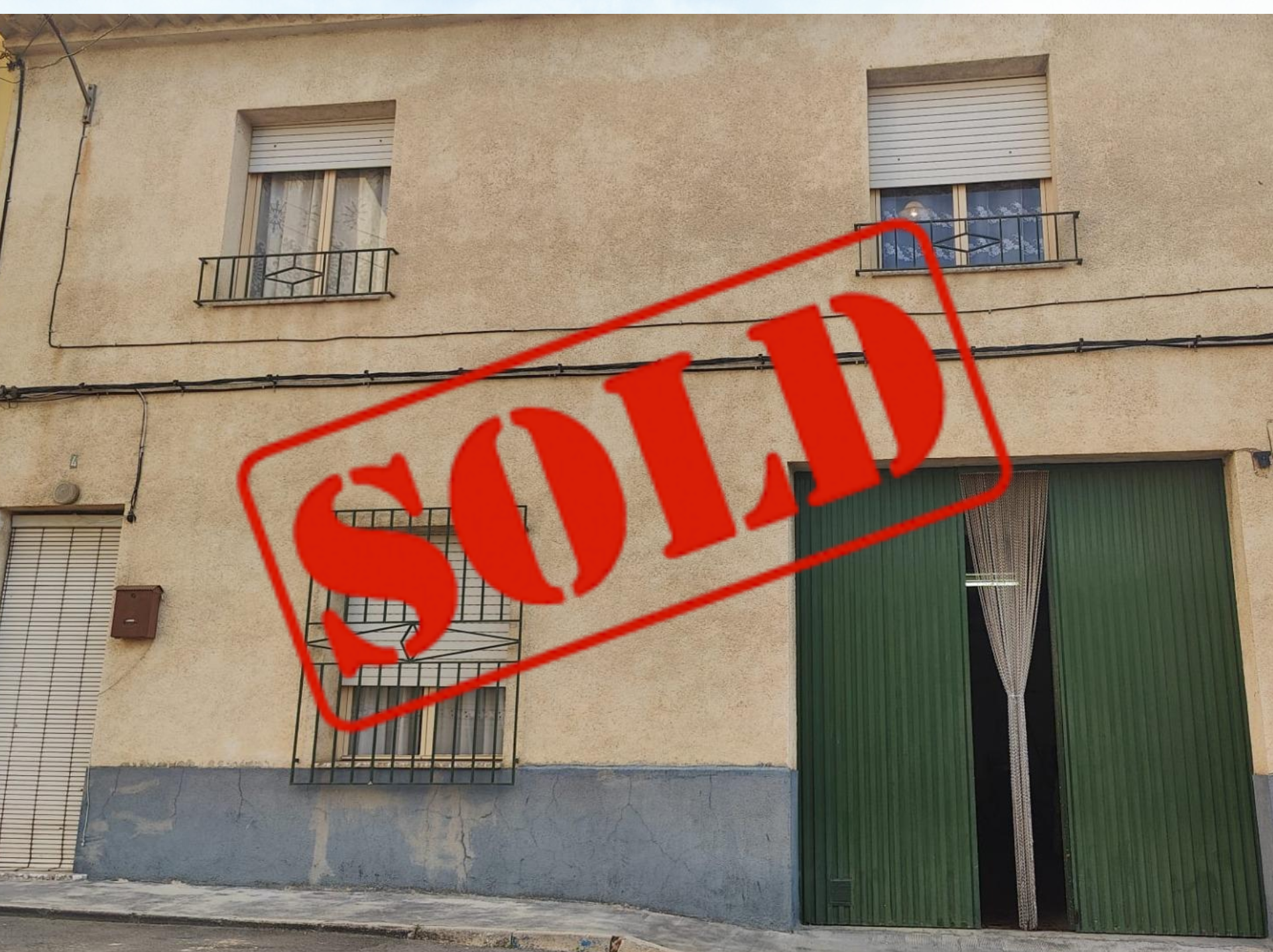 Casa de pueblo con garaje ( Pliego )