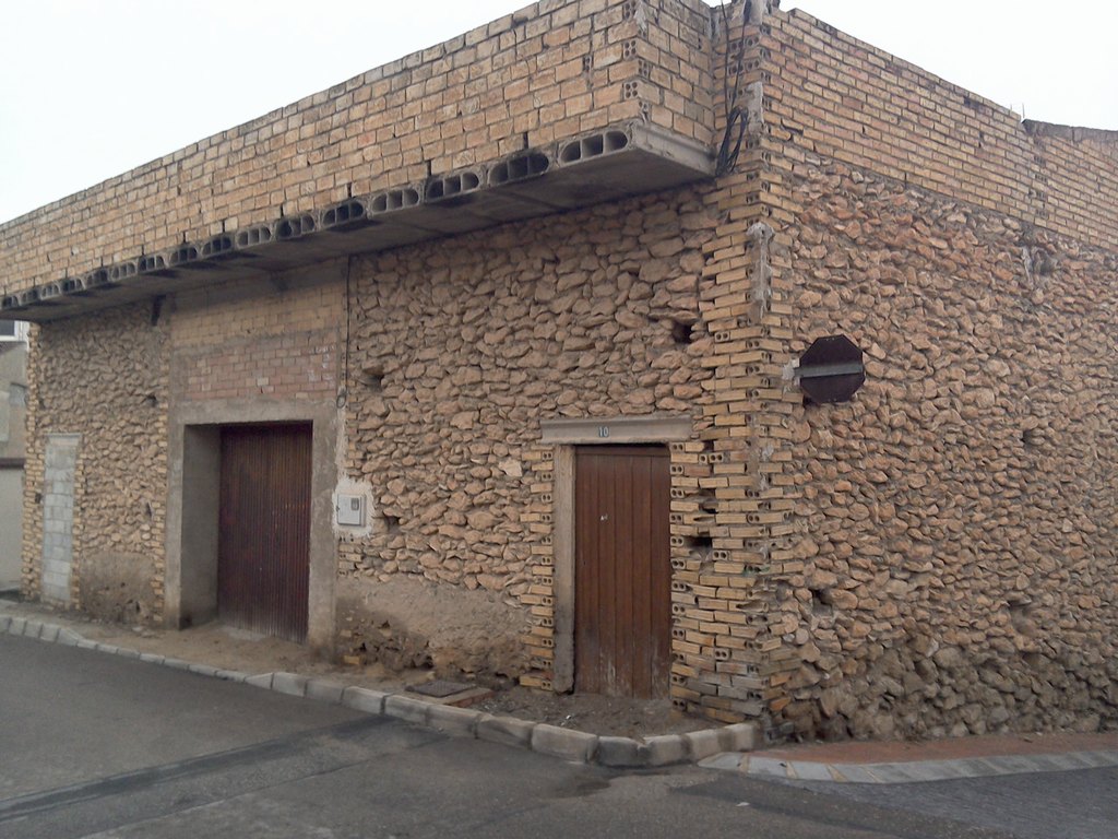 Almacén de 132 m² en Pliego con Patio de 65 m² – Posibilidad de Convertir en Vivienda