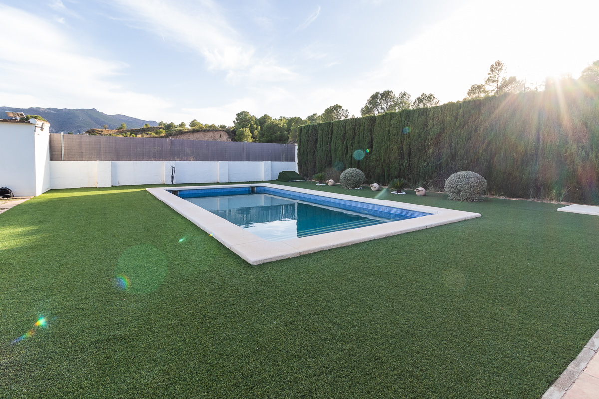 Chalet con parcela independiente y piscina en Pliego (Murcia)