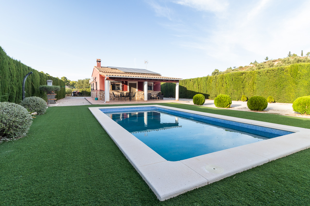 Chalet con parcela independiente y piscina en Pliego (Murcia)