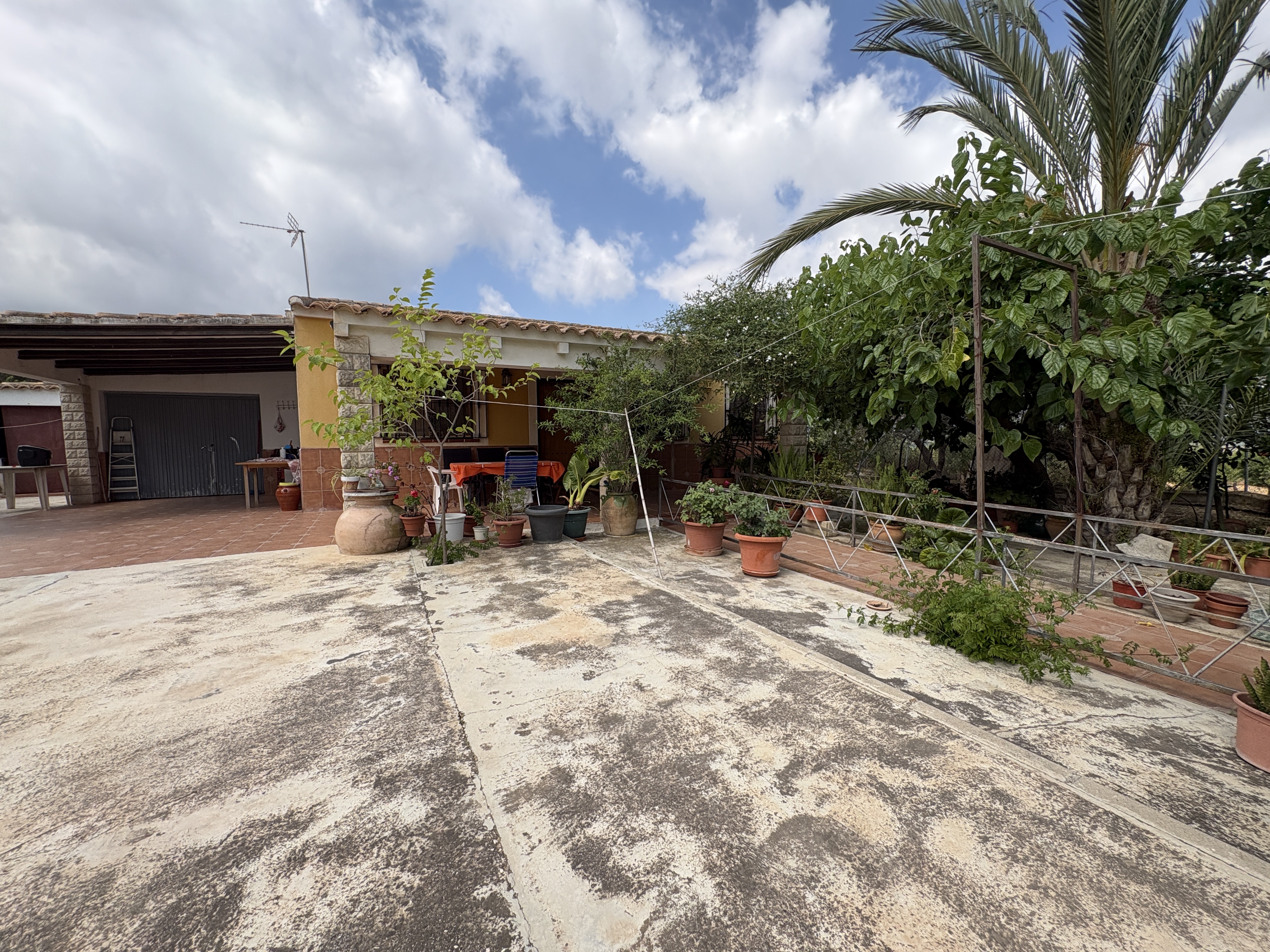 CASA DE CAMPO CON 6.000 m² DE PARCELA Y POTENCIAL TURÍSTICO EN PLIEGO 