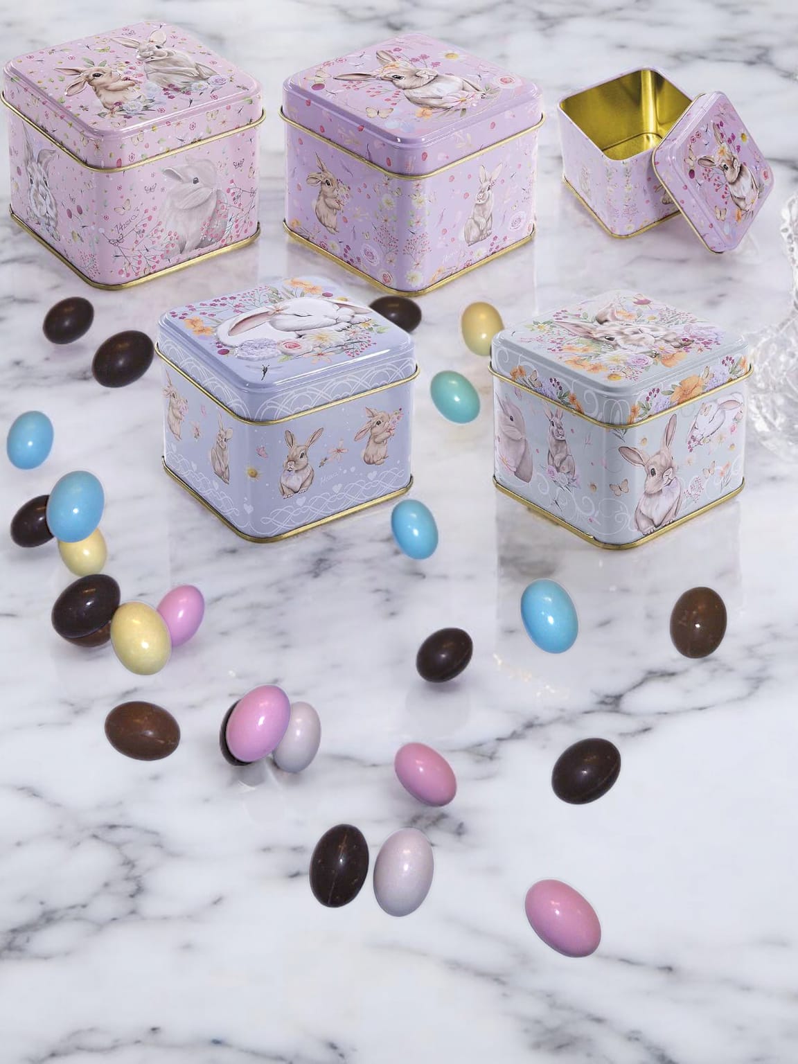 Scatola in latta con ovetti ripieni