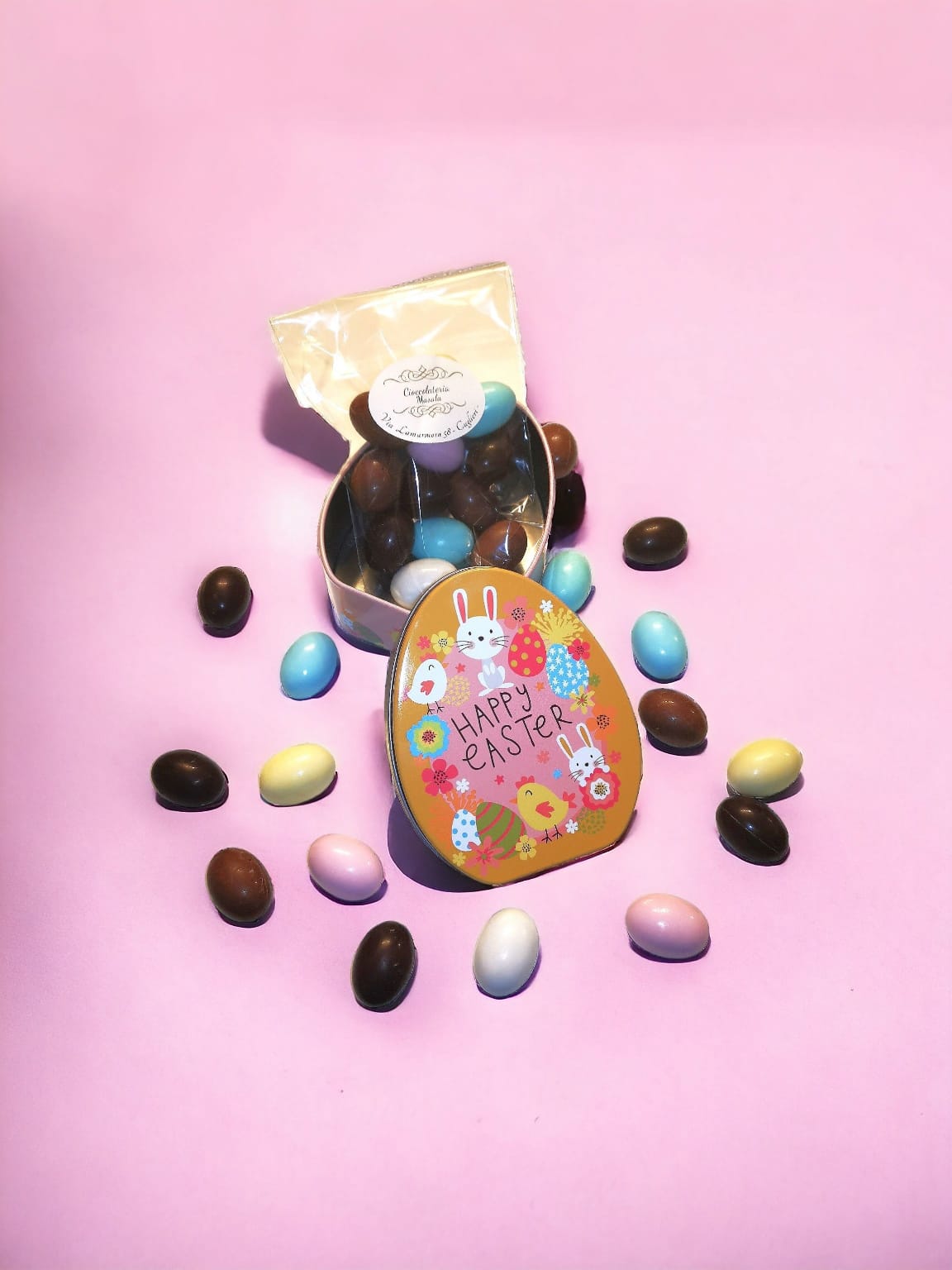 Scatola in latta a forma di uovo con ovetti ripieni 