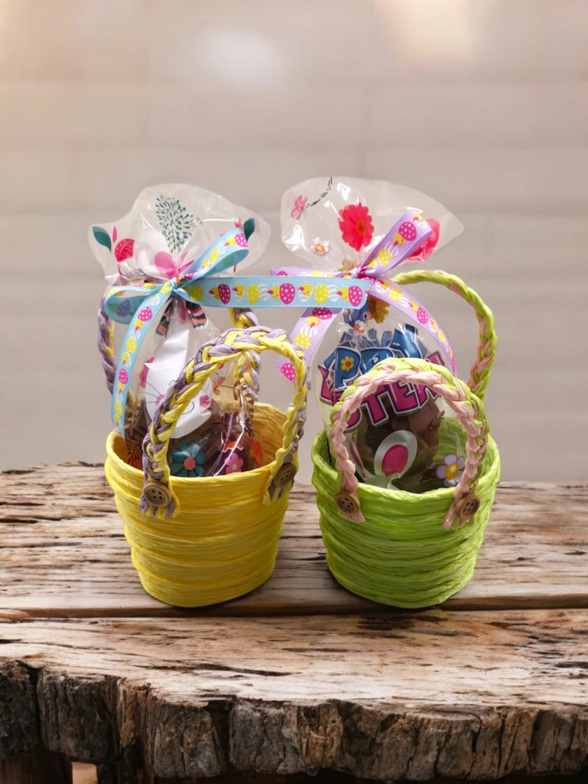 Cestino in carta colorata con manici colorati con pulcino di cioccolato 