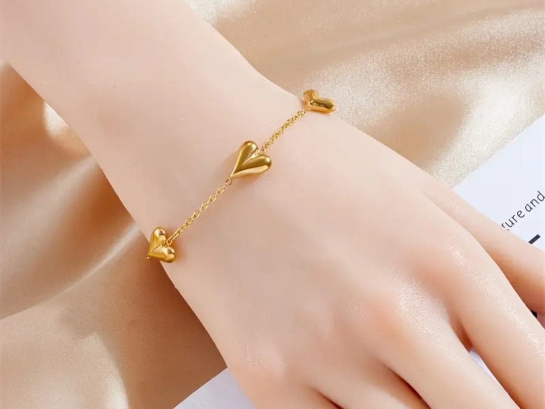 Pulsera de corazones dorados