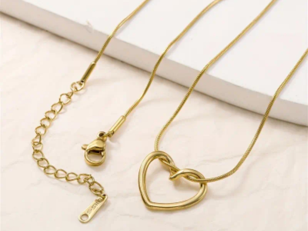 Collar de cadena con colgante de corazón