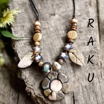 collana in ceramica raku con fiore 