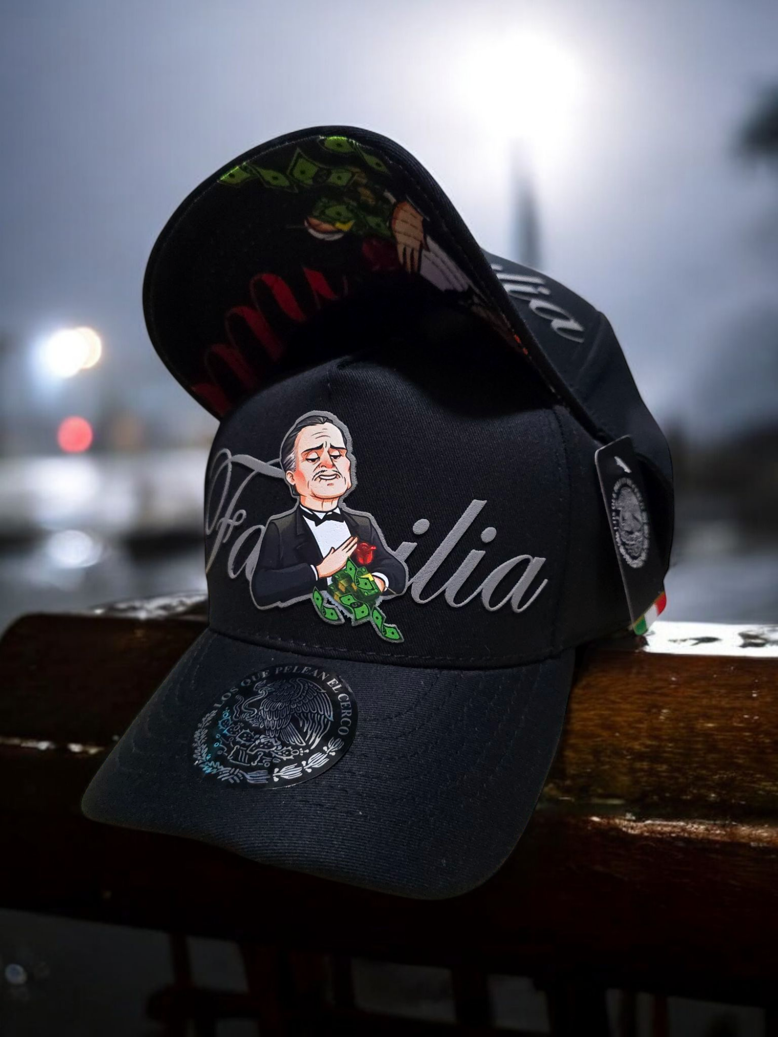 Gorra negra con diseño de personaje