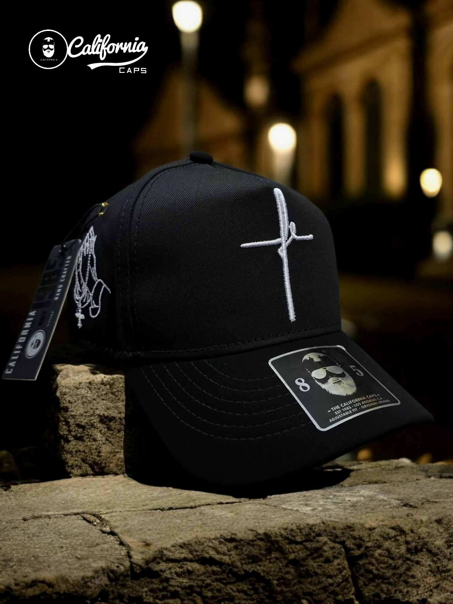 Gorra negra con cruz bordada