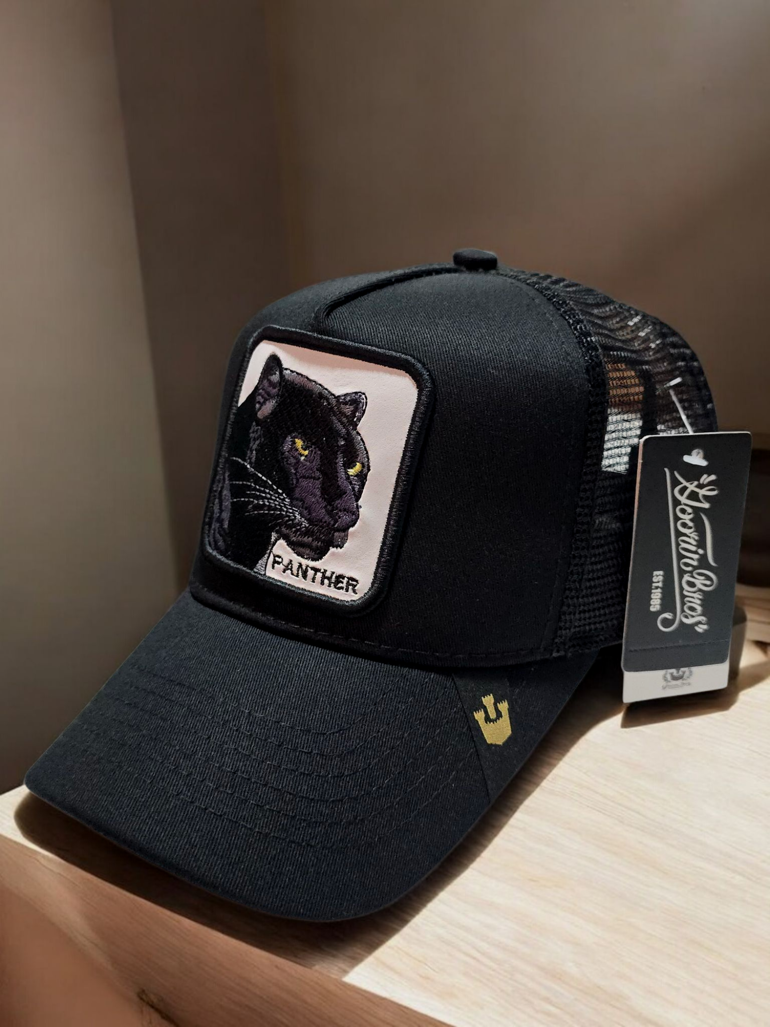 Gorra negra con parche de pantera