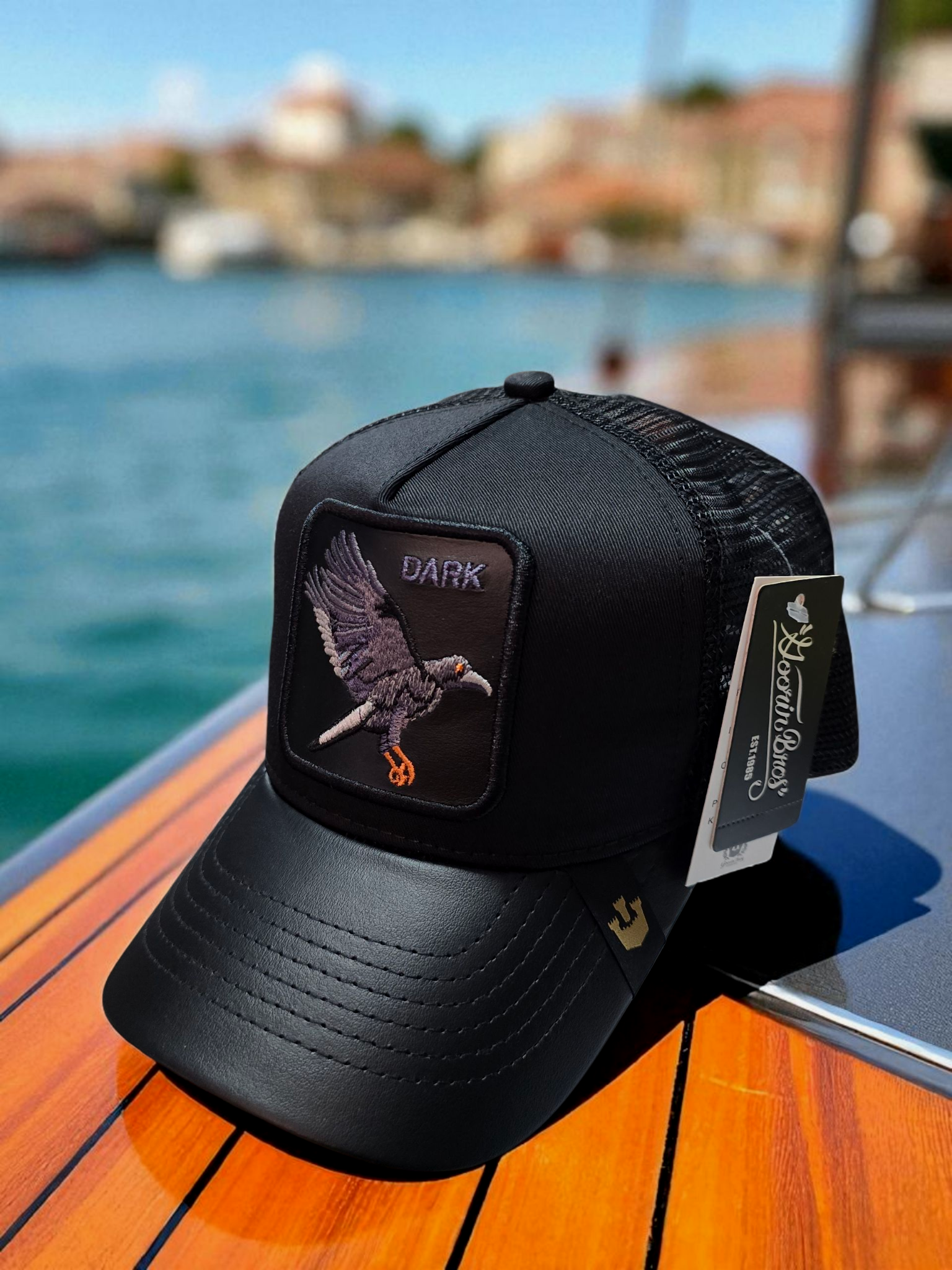 Gorra negra con águila bordada