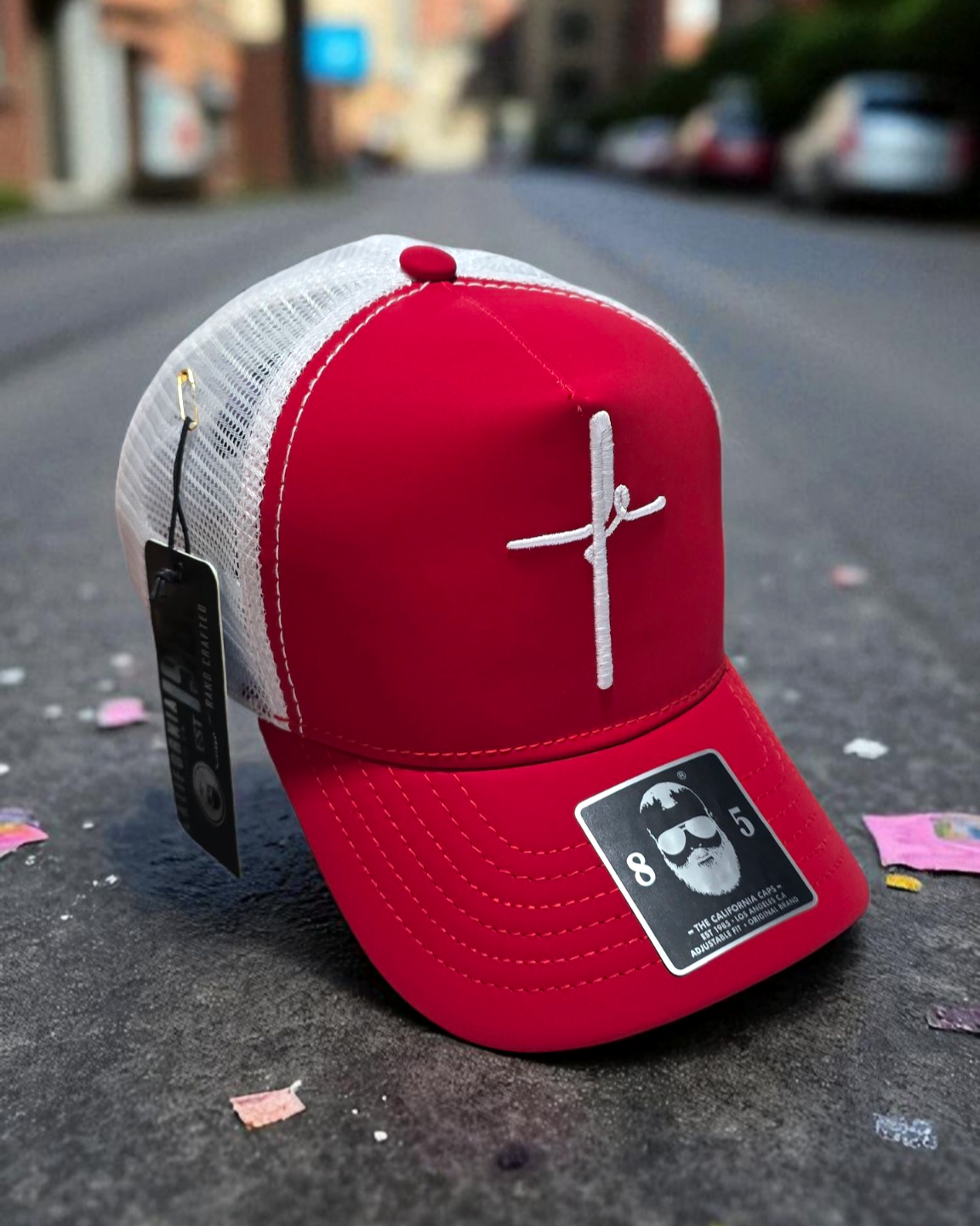 Gorra roja con cruz bordada