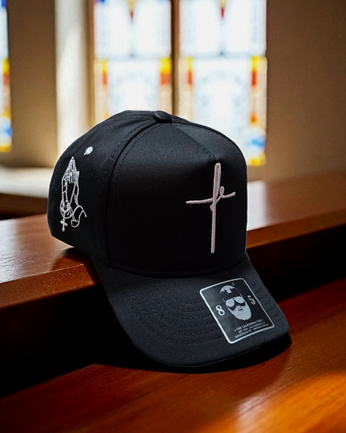 Gorra negra con bordado religioso