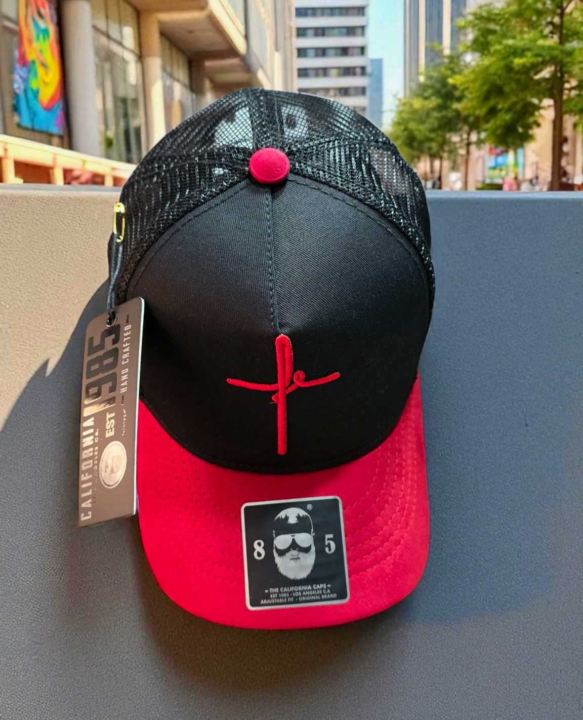 Gorra California 1985 negra y roja