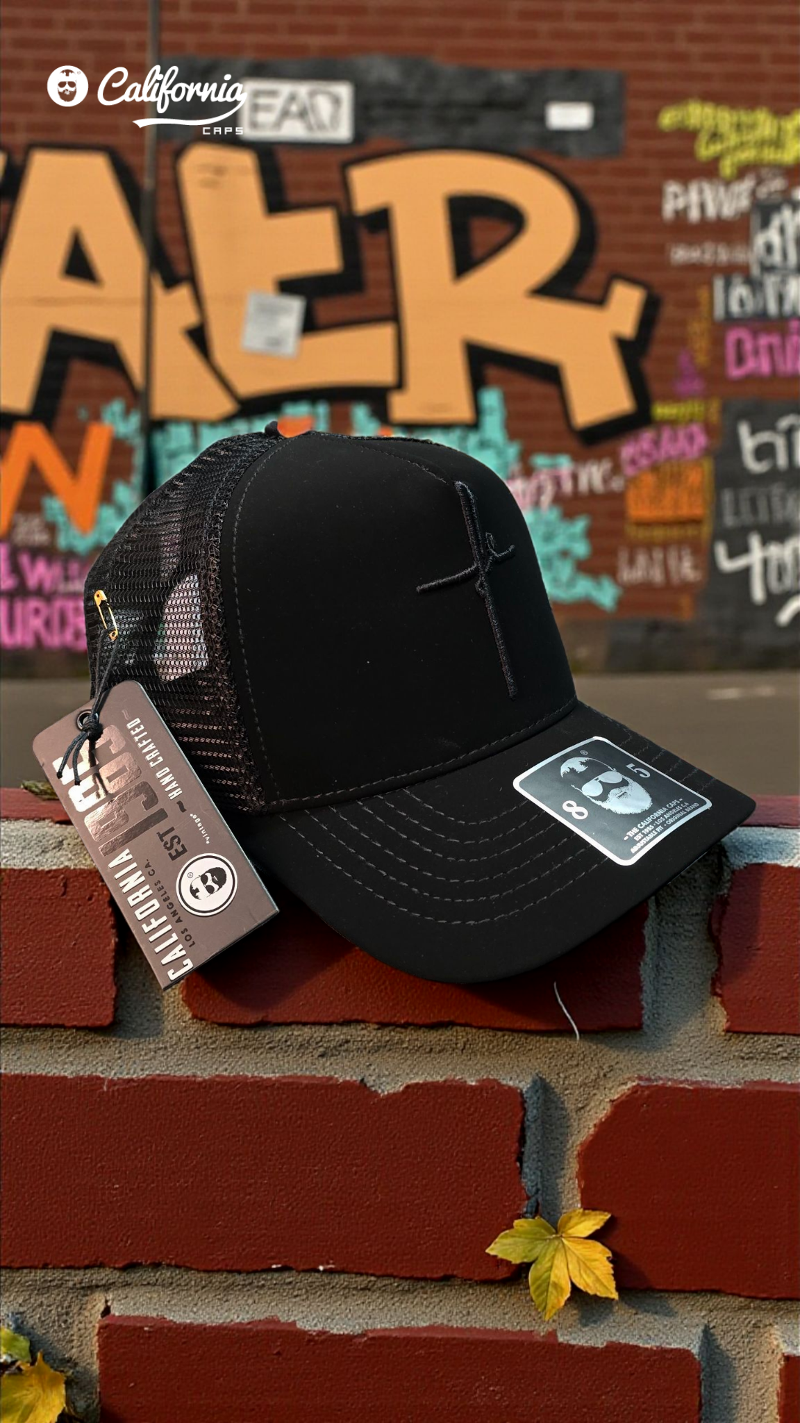 Gorra negra con cruz bordada