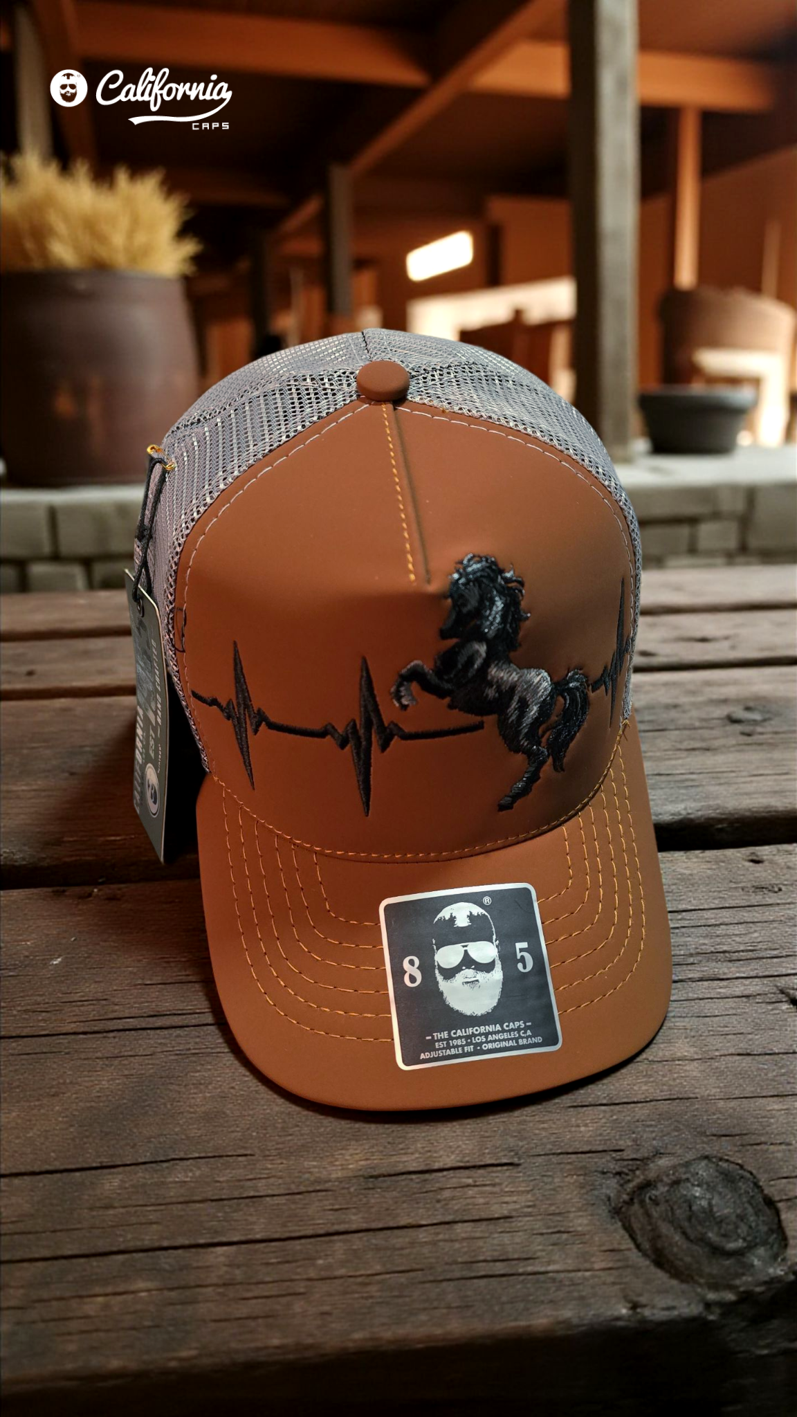 Gorra marrón con caballo y electrocardiograma