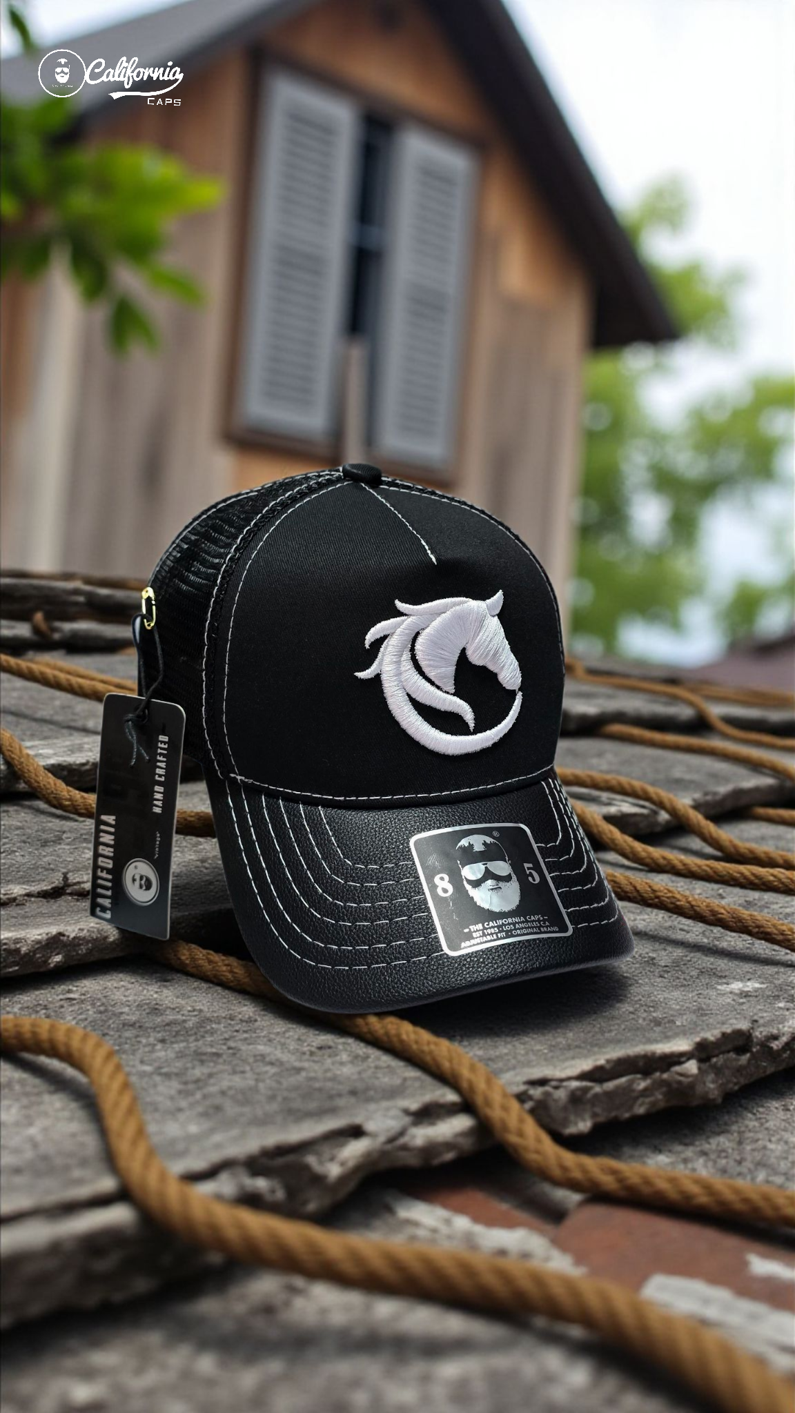 Gorra negra con unicornio
