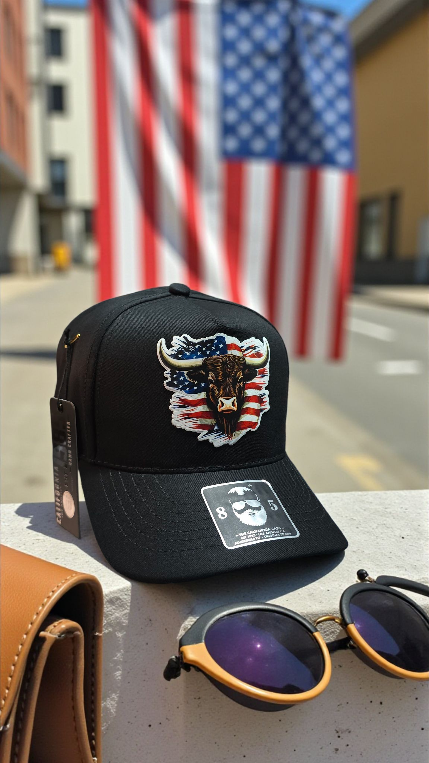 Gorra negra con motivo de toro