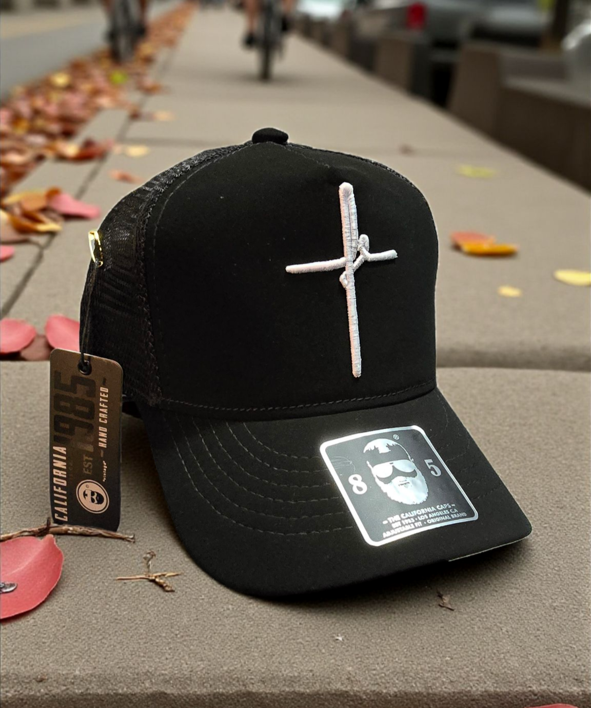 Gorra negra con cruz bordada