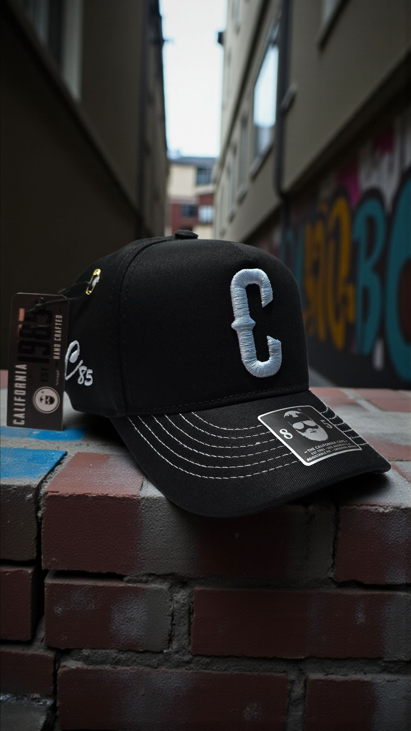 Gorra negra con letra C