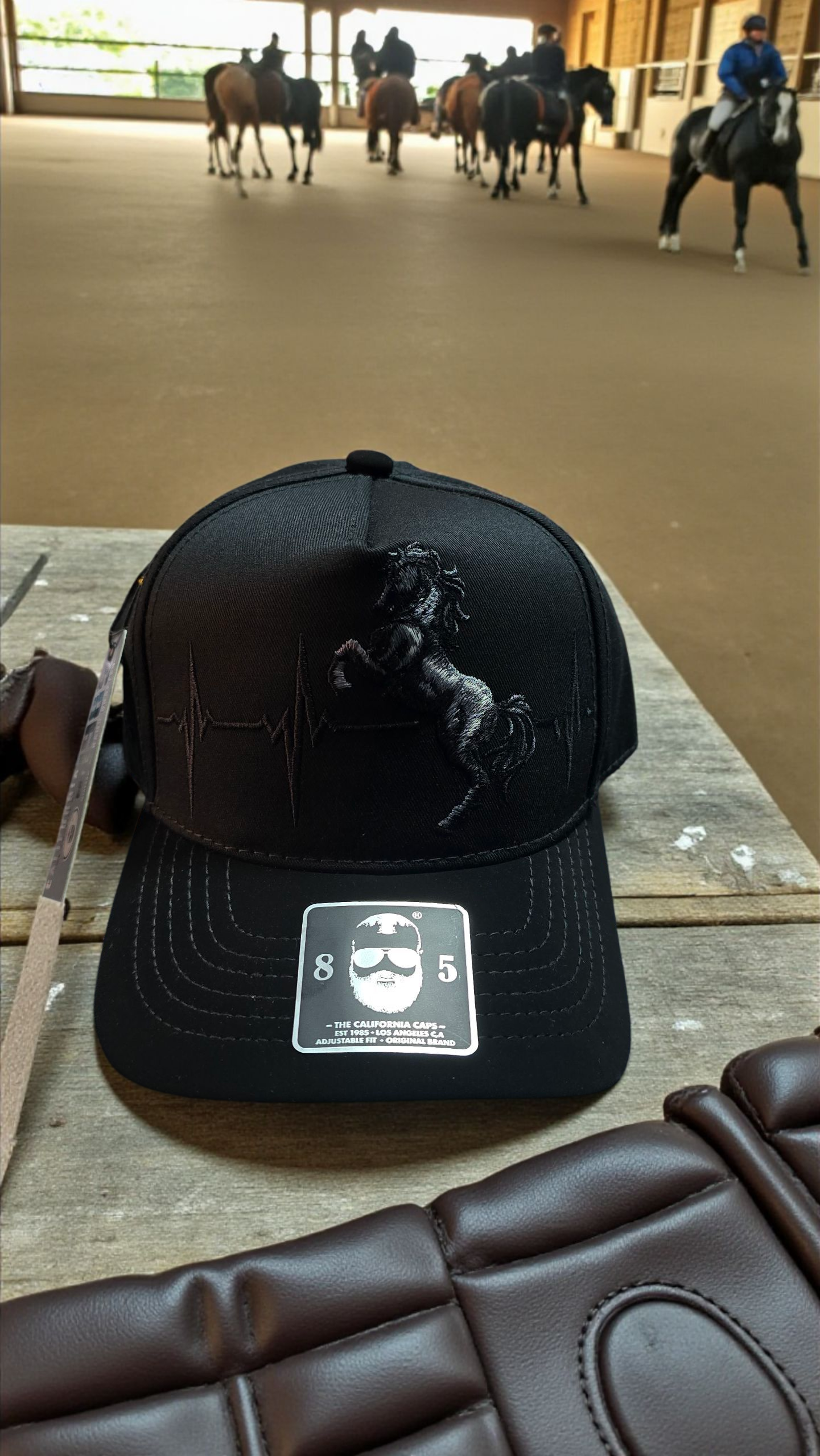 Gorra negra de equitación