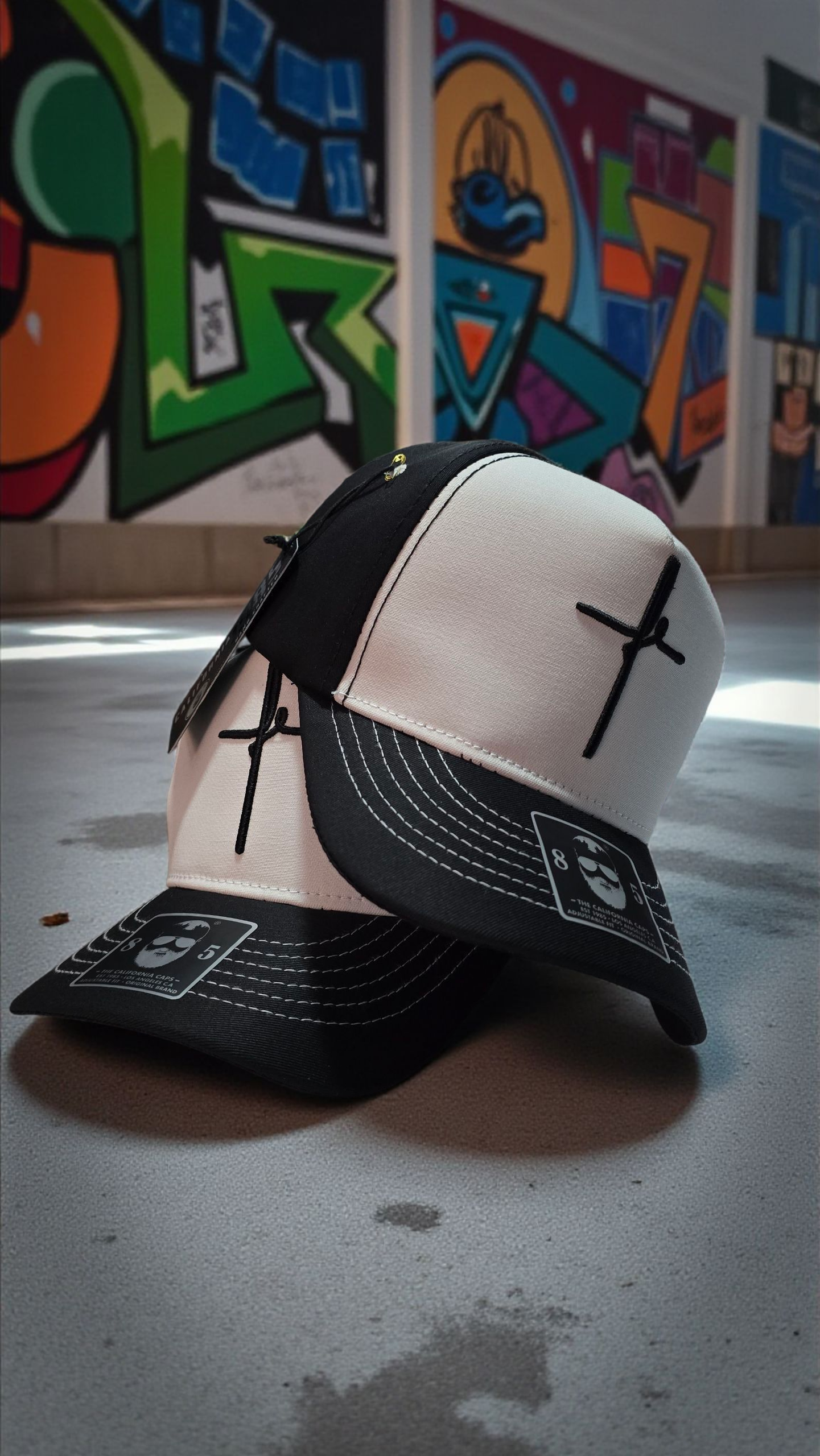 Gorra urbana negra y blanca