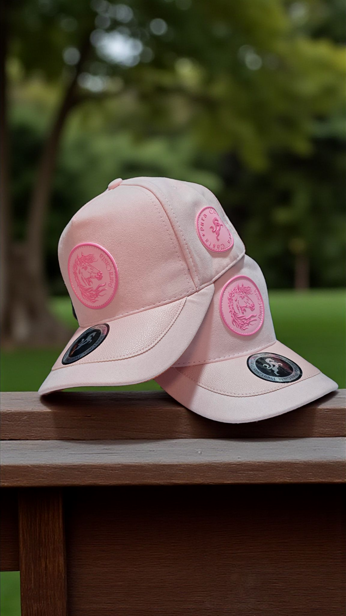 Gorra rosa con insignias