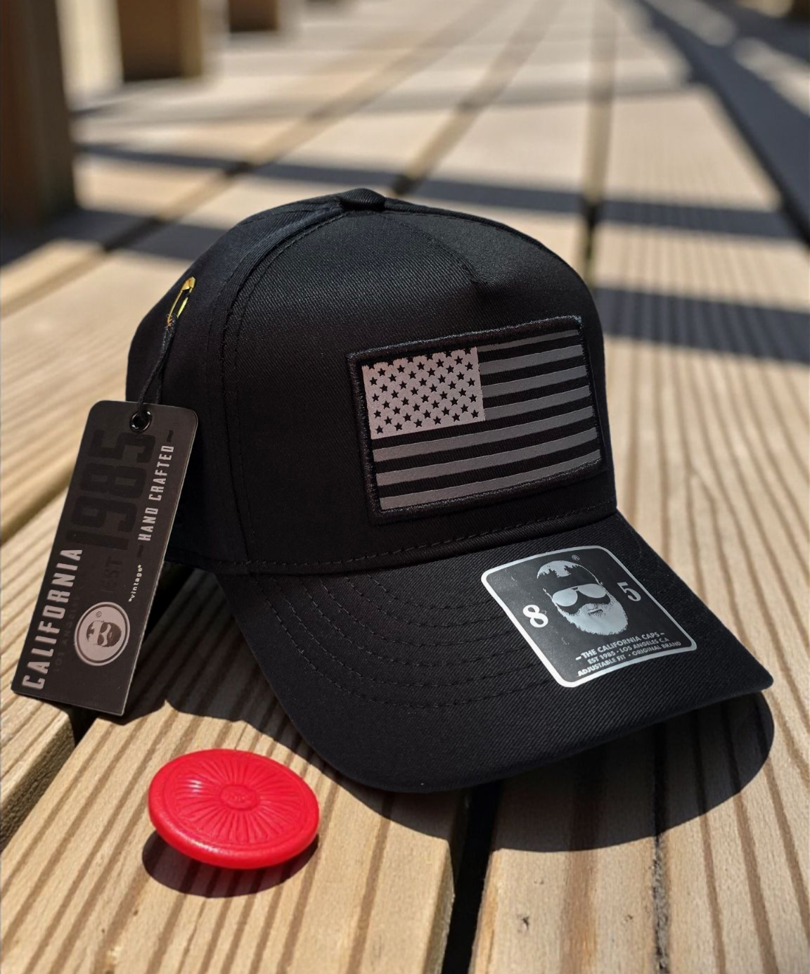 Gorra negra con bandera
