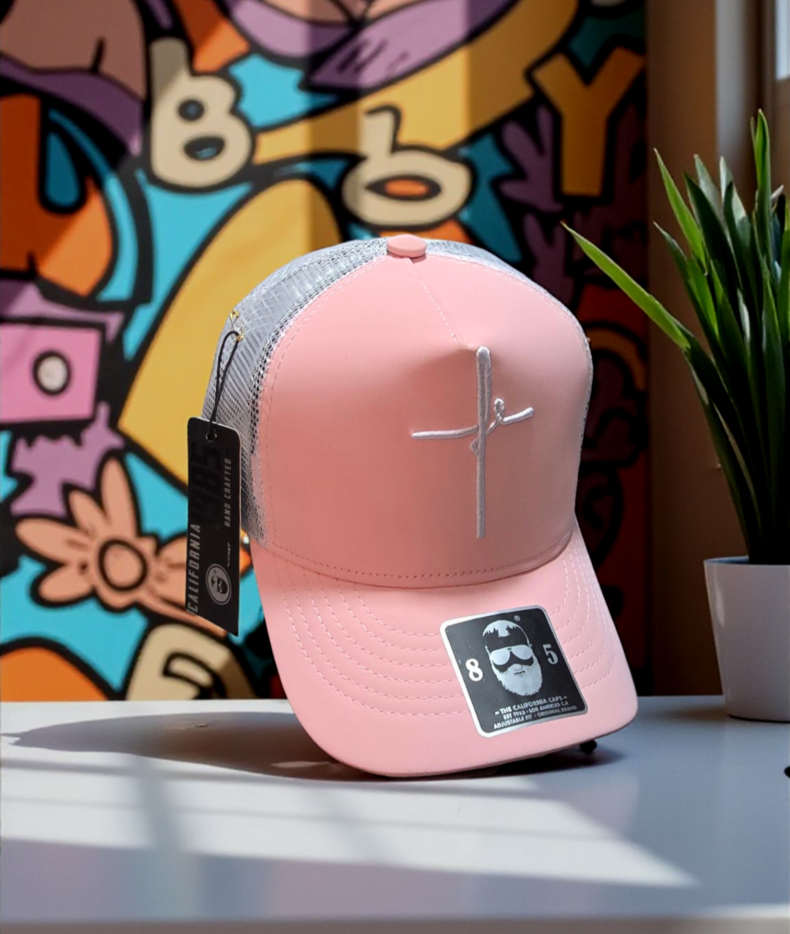Gorra rosa con cruz bordada