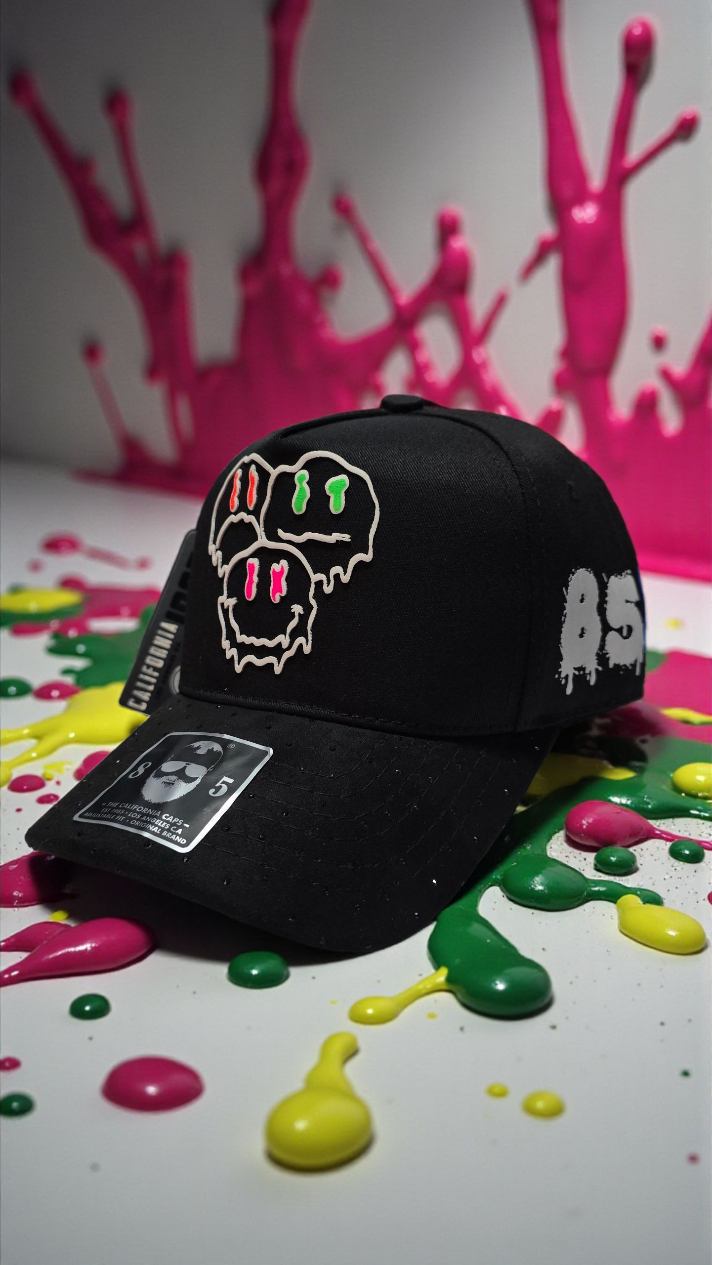 Gorra negra con diseño de calaveras