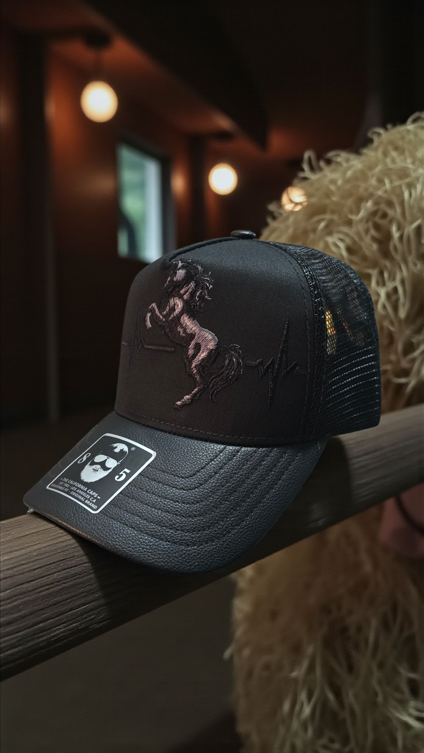 Gorra con caballo bordado
