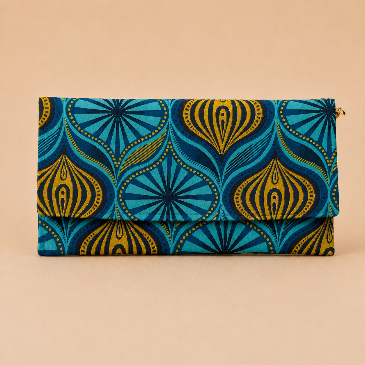 Clutch bag with chain