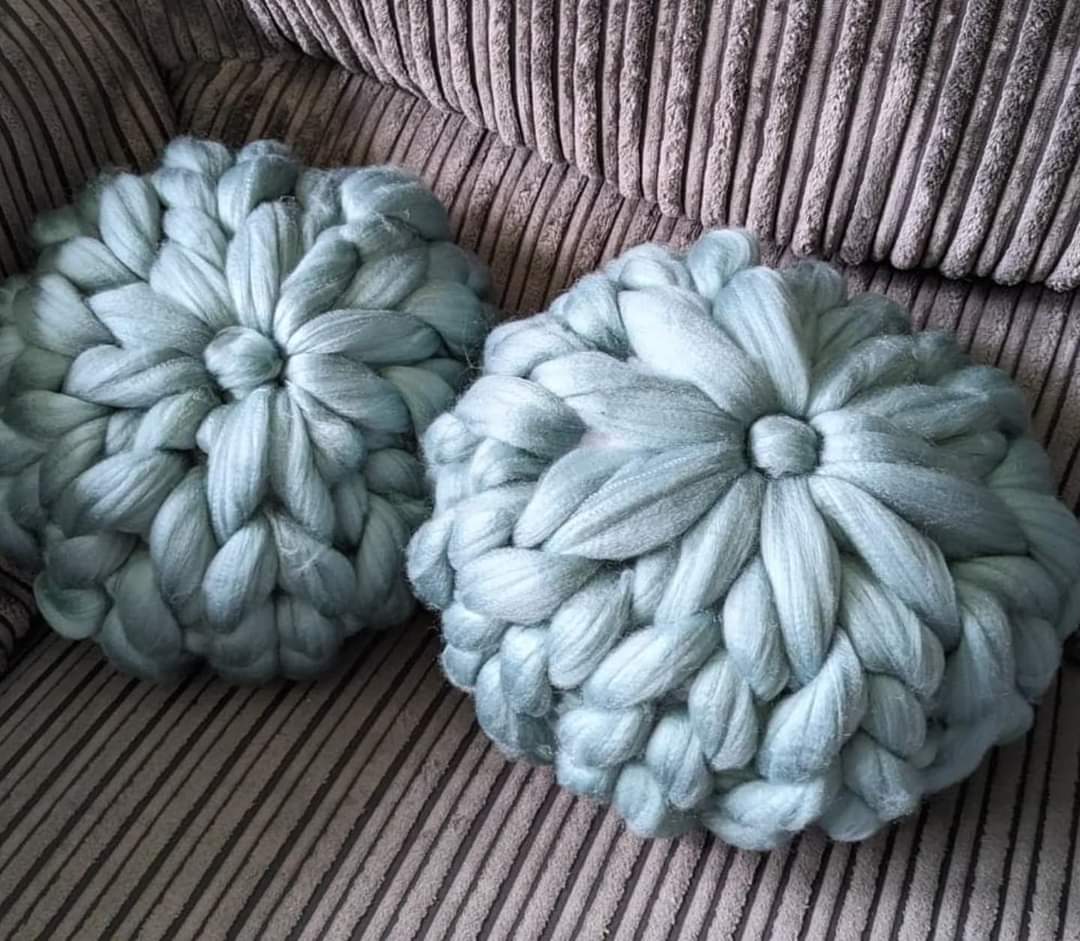 Chunky wool Round Cushion