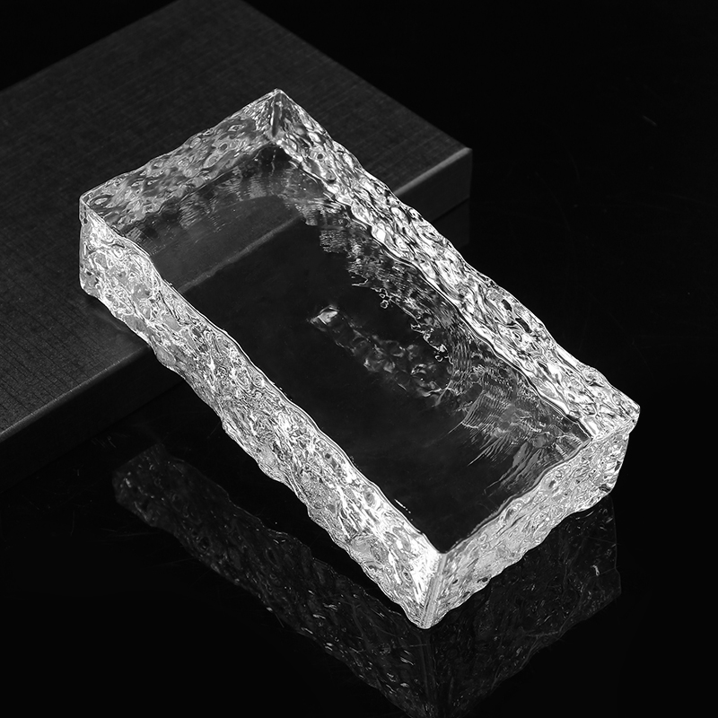 Stiklo plyta ledo kraštais