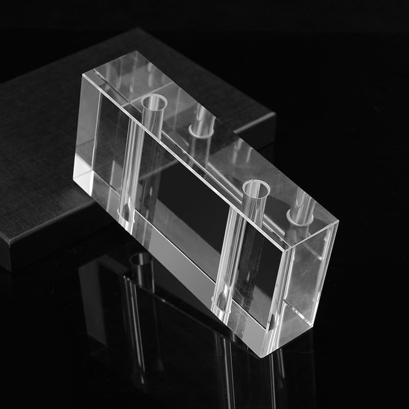 Skaidri plyta su montavimo angomis