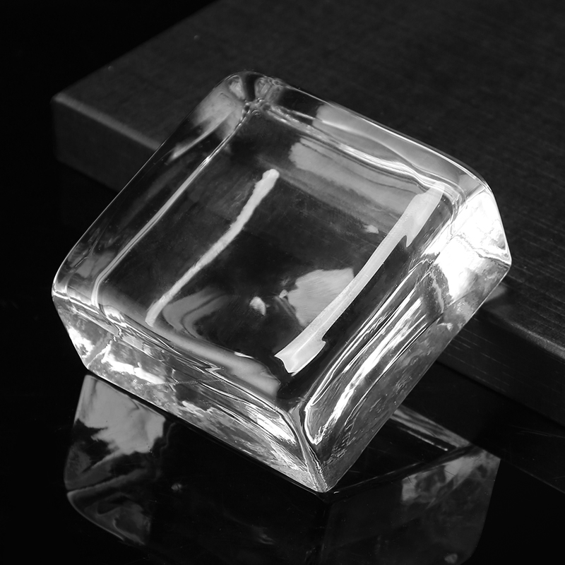 Skaidri kvadratinė plyta