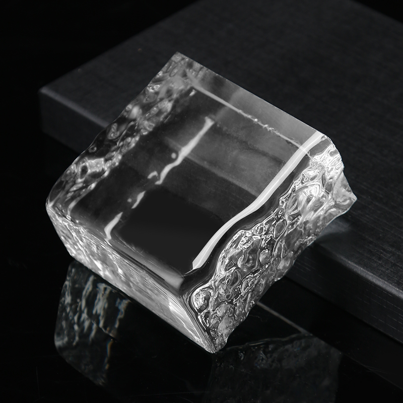 Skaidri kvadratinė plyta su ledo kraštais