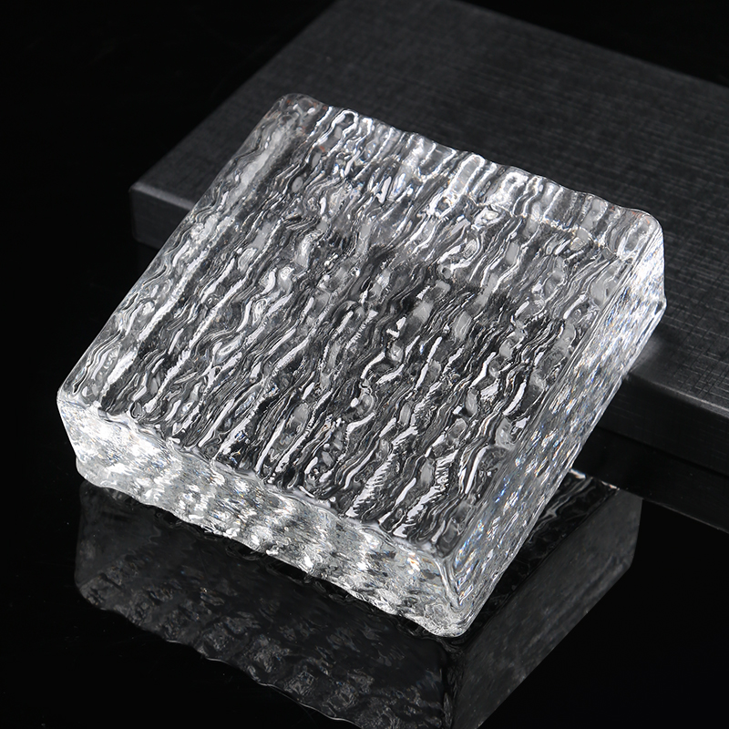 Kvadratas su reljefu stiklo plyta